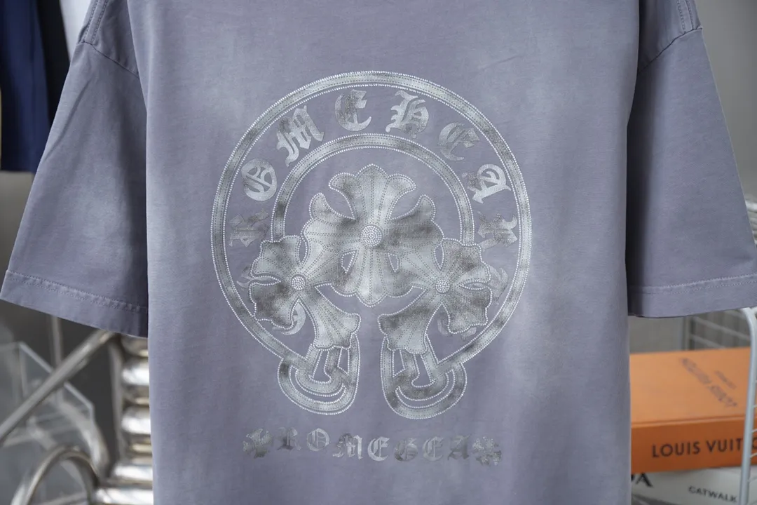 🅿️230 Chrome Hearte 25SS early spring new style, canvas Chrome Hearte hot diamond short sleeves, light luxury, a must-have item for daily commuting for men and women, correct version, welcome to compare, detailed features · 280g 100% pure cotton double yarn jersey fabric · Special thickened 32 pieces of double-strand 1X1 thread in the same vat custom dyeing · Imported Australian matte pearlescent diamond ➕ canvas patch. Ready-made garments are dyed. Then do the faded fried snowflake process, then wash it to make it look old. Common washing improves the effect · Double-needle stitching and cross-stitch process · Original main mark, washed tag, branded moisture-proof paper packaging Color: black/blue/grey Size: S/M/L/XL